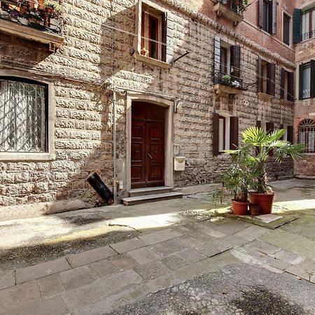 White Flowers With Canal View By Wonderful Italy Benátky Exteriér fotografie