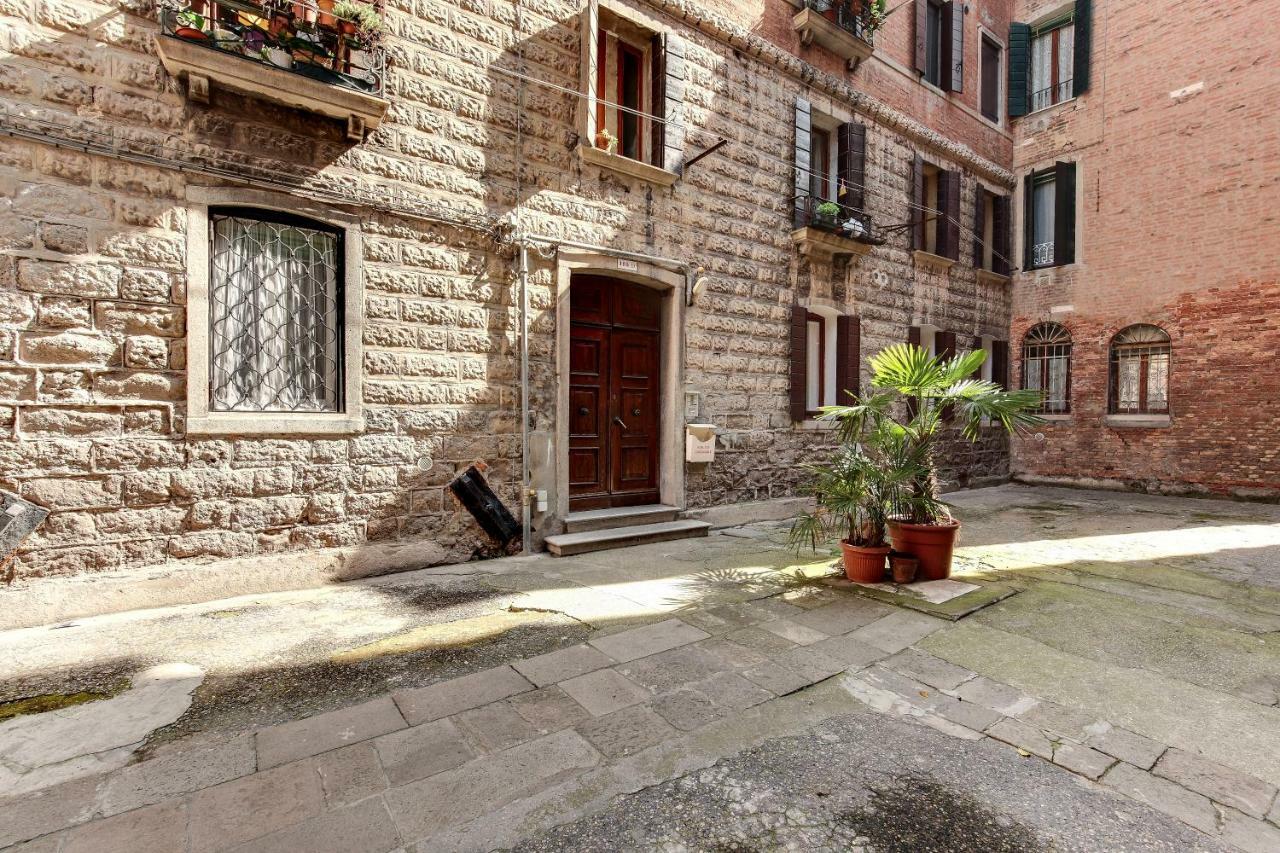 White Flowers With Canal View By Wonderful Italy Benátky Exteriér fotografie